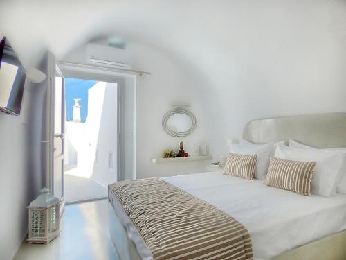 Golden Stone Santorini Suites