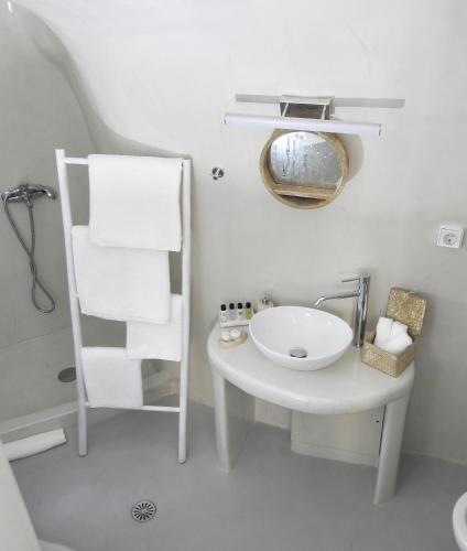 Golden Stone Santorini Suites - image 3