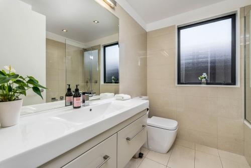 Central Queenstown 3-Bed Villa by Staysouth - image 5