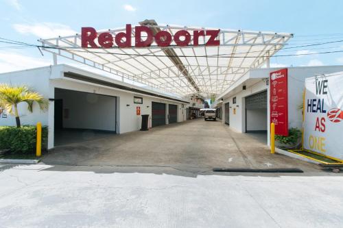 RedDoorz @ EL Runway Hotel Bulacan