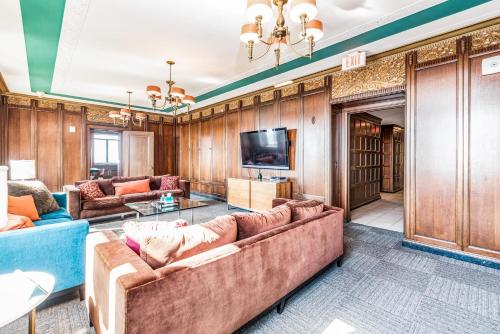 TWO Condos in downtown with best roof in town and parking by CozySuites - image 8