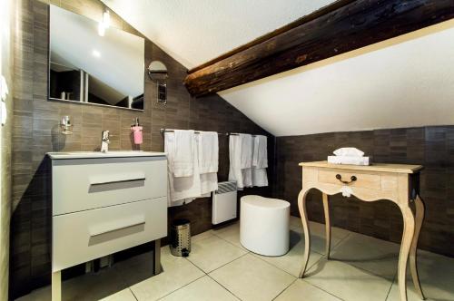 Florella République Apartment - image 11