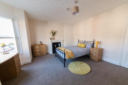 Secure Team Accommodation *free Parking And Wifi*