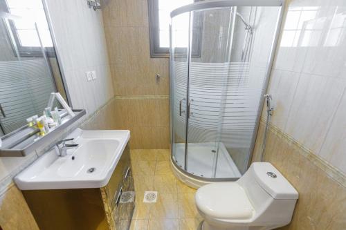 Bathroom, Iwan Alandalusia Hotel suites Almarwah in Al Marwah