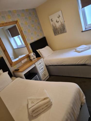 Standard Twin Room image 8