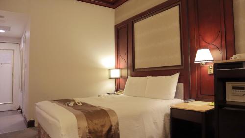 Economy Double Room - no window image 3