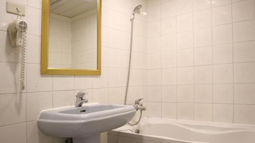 Standard Double Room with Bath image 5