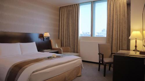 Deluxe Double Room image 2