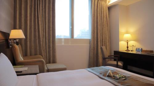 Deluxe Double Room image 3