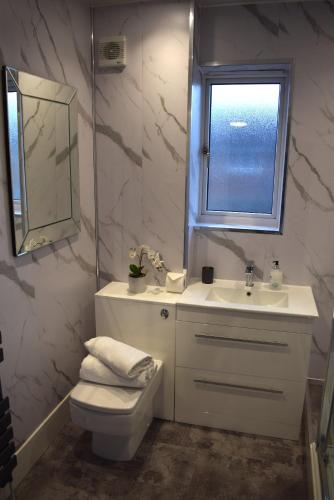 Bathroom, Kelpies Serviced Apartments- Russell in North Broomage