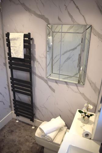Bathroom, Kelpies Serviced Apartments- Russell in North Broomage
