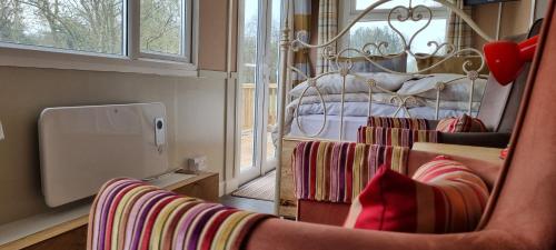 Riverside Cabin - Sleeps 2 - HotTub - Parking, Oswestry (fotografie 6)