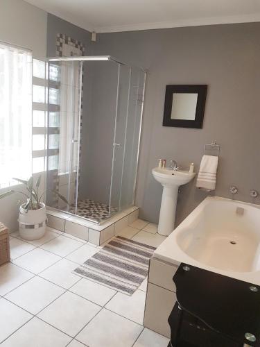 Suite Oaks Bryanston -Blue Starling X King Suite