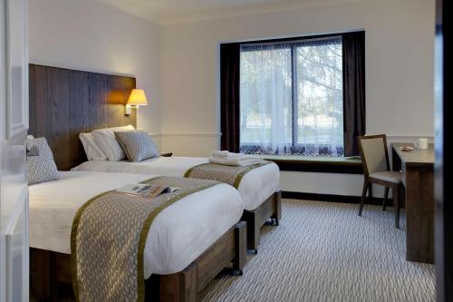 1 double bed, 1 twin bed