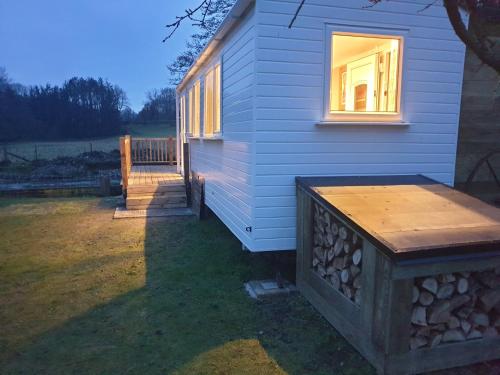 Riverside Cabin - Sleeps 2 - HotTub - Parking, Oswestry (fotografie 8)