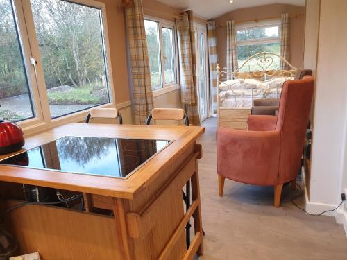 Riverside Cabin - Sleeps 2 - HotTub - Parking, Oswestry (fotografie 10)