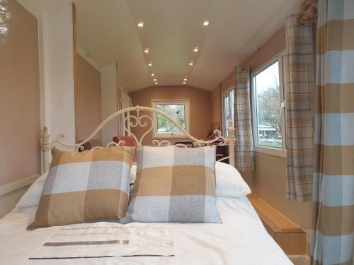 Riverside Cabin - Sleeps 2 - HotTub - Parking, Oswestry (fotografie 9)
