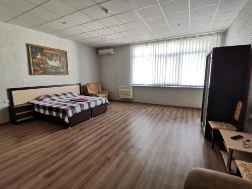 1 queen bed, 2 sofa beds