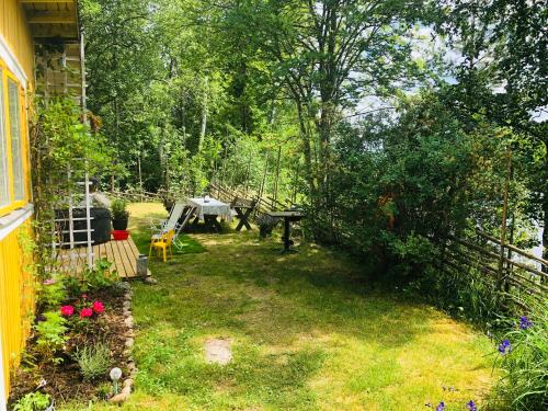 Apple tree cabin with river views