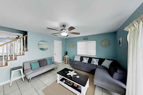 Island Escape - Private Pool & Spa - Walk to Beach townhouse - image 2