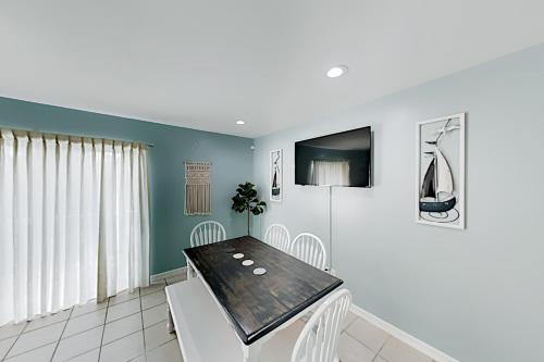 Island Escape - Private Pool & Spa - Walk to Beach townhouse - image 4