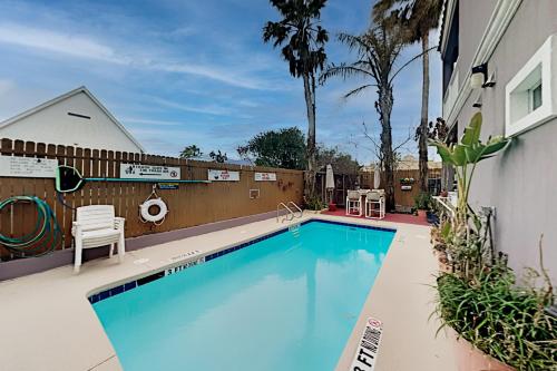 Beach Bliss Condo I Steps to Beach I Community Pool & Grill condo - main image