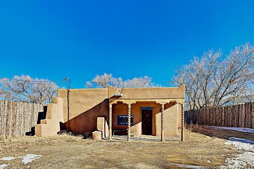 Pueblo Revival Home - Kiva Fireplace - Near Plaza home - image 2