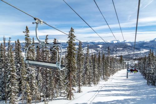 Mountain-View Condo at Gold Creek Walk to Gondola condo - image 5