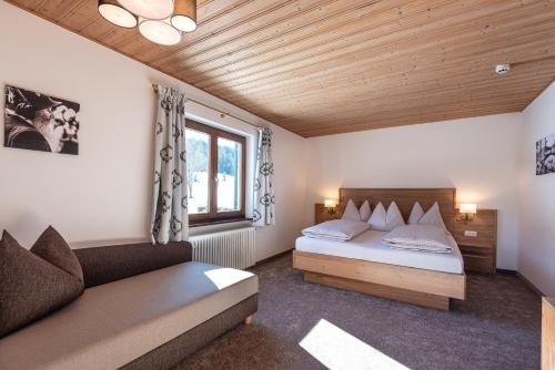 1 queen bed, 1 twin bed, 1 sofa bed