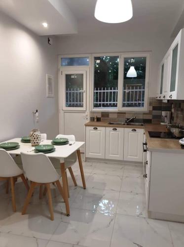 2 bedrooms, 3 beds
