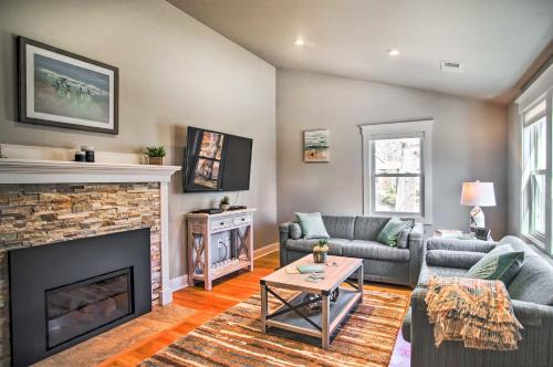 Updated Buzzards Bay Beach Cottage Walk to Shore! in Buzzards Bay, USA
