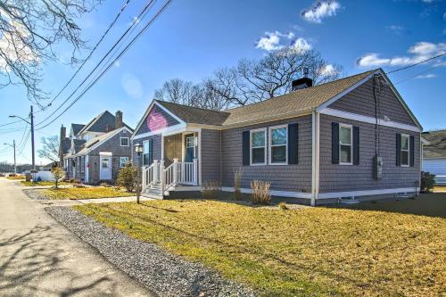 Updated Buzzards Bay Beach Cottage Walk to Shore!