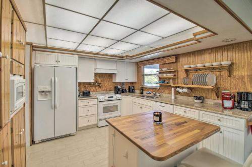 Pet-Friendly Sebastian Home on Lake Golf Nearby in Sebastian, USA