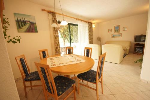 Two-Bedroom Apartment room in Guesthouse Murter 125