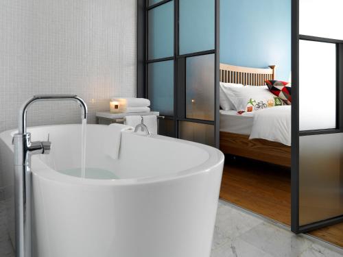 Bathroom, La Casa Hotel Seoul in Gangnam