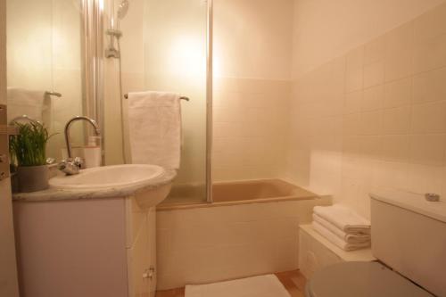 Bathroom, L'Arpajonais 4 Cosy Hyper Centre 5min N20 in Arpajon
