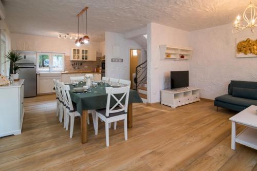 Holiday house 4770-1 for 8 pers. in Vrbnik - Location saisonnière - Vrbnik