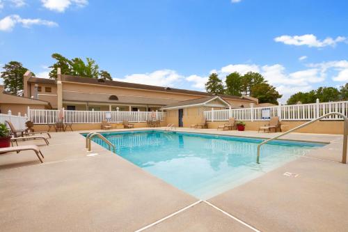 Swimming pool, Days Inn by Wyndham Alexander City in Alexander City (AL)