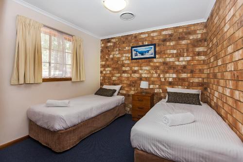 1 double bed, 2 twin beds
