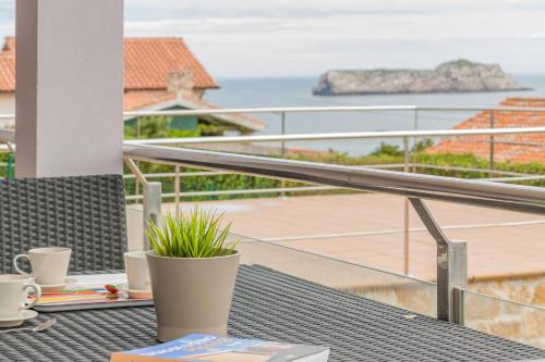 Three-Bedroom Apartment with Balcony and Sea View - Acacio Gutierrez, 118