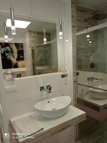 Good Day Apartments- private parking new town