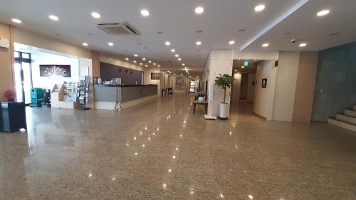 Gyeongpo Beach Hotel near Heogyun And Heonanseolheon Memorial Hall
