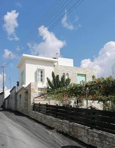 LAOUTARIS INN
