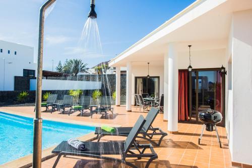 Inviting 3-Bed Villa in Playa Blanca - image 2