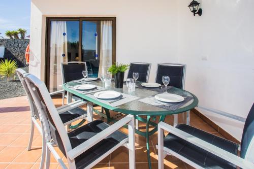 Inviting 3-Bed Villa in Playa Blanca - image 4