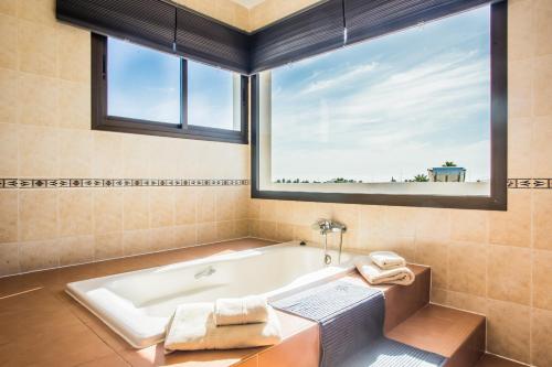 Inviting 3-Bed Villa in Playa Blanca - image 5