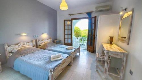 Villa Angela, seafront apartments, Almiros beach