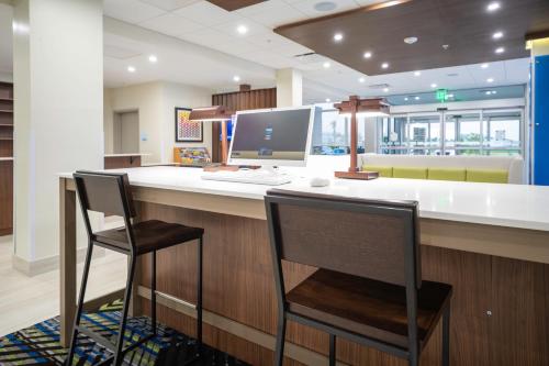 Holiday Inn Express and Suites Fort Myers Airport By IHG - 편의 시설/서비스