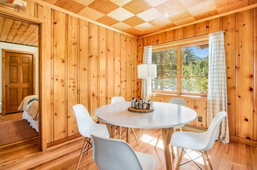 The Dunraven Retreat -- EV #3487 cabin - main image