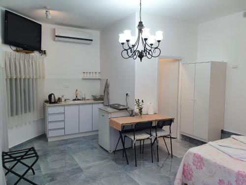 Kitchen, Carmela Studio in Shaked